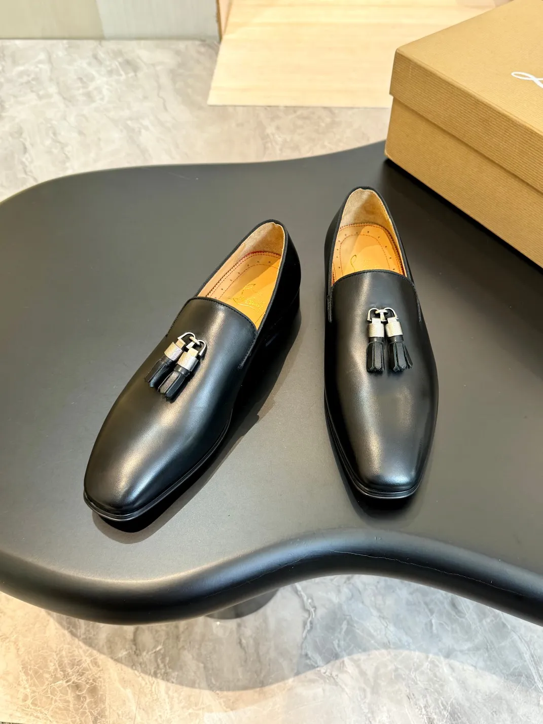 💰960 Christia*.Loubouti* high-end men's business formal leather shoes, original genuine cowhide red sole, imported Italian cowhide outsole, first-layer cowhide, water-dyed cowhide lining, high-end luxury. Size: 39-44 (customized at 38.45.46)✅